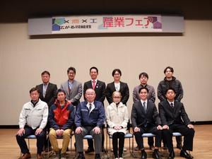 パネラーの方々と市長との集合写真