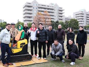 屋外の出展ブースの方々と市長との集合写真