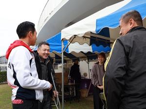 出展企業の方々と話をする市長