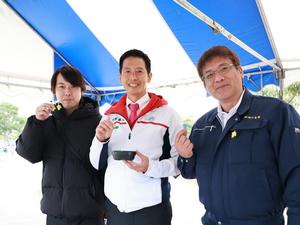 出展企業の方々と市長との記念撮影