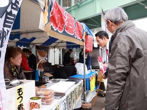 出展企業の方々と話をする市長