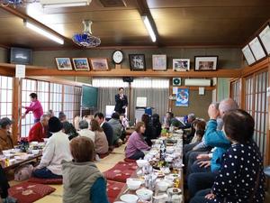 マイクを持って挨拶をする市長