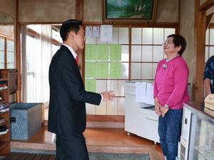 自治会長と話をする市長