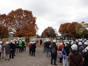 開会式で各自治会が列をなす様子