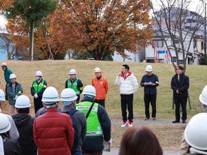 開会式で挨拶をする市長