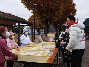 炊き出し係の方々と話をする市長