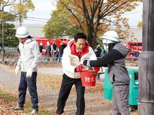 バケツリレーに参加する市長