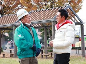 参加者と話す市長