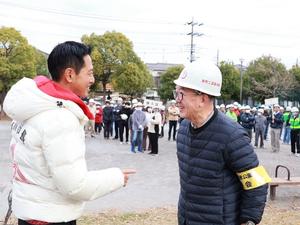 参加者と話す市長
