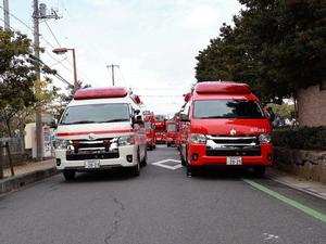 訓練に駆け付けた消防車両と救急車両