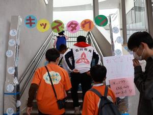 キッズタウン会場のおあしす2階へ階段を昇る市長