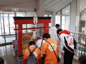 手作りの鳥居に参拝する一礼する市長