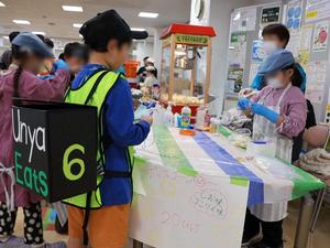 キッズタウンで子供たちが働く様子