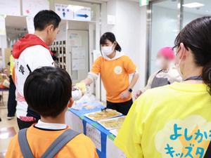 キッズタウンで子供たちが働く様子