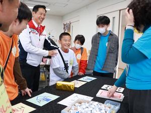 子ども達と笑顔で話す市長