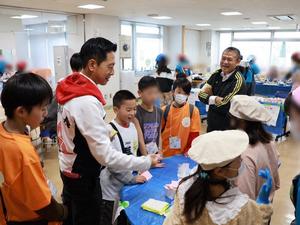 子ども達のお店に立ち寄る市長
