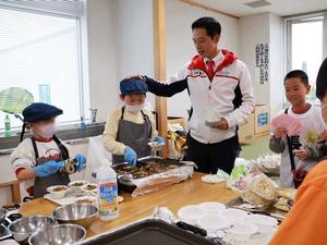 料理する子供たちを激励する市長