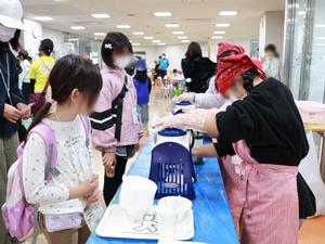 商品を作る子供達