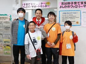 中心となった子供たちと市長との集合写真