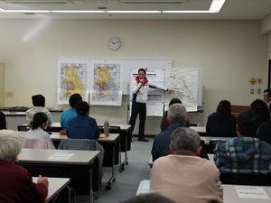 市域図を指して説明する市長