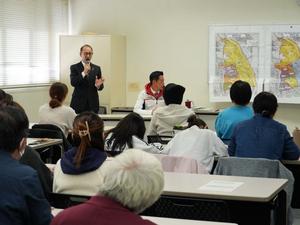 手振りを交えて説明する教育長