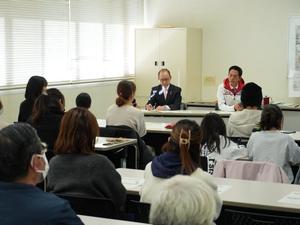 参加者の発言を真剣な表情で聞く市長