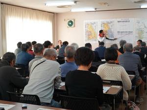 市域図を指して説明する市長