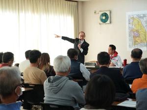 手振りを交えて説明する教育長