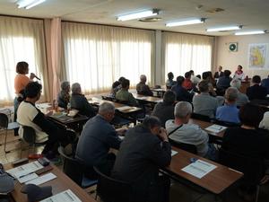 市民の意見を真剣な表情で聞く市長