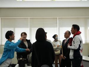 キャラバン終了後にPTA会長らと話をする市長、教育長