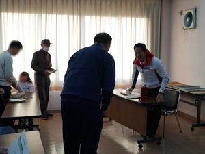 キャラバン終了後に参加者と話す市長