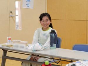 笑顔で話す児童
