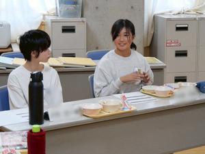 笑顔で話す児童