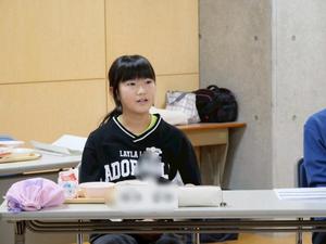 笑顔で話す児童