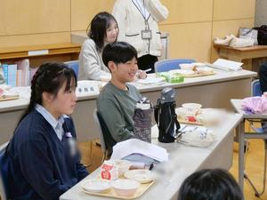 笑顔で話す児童