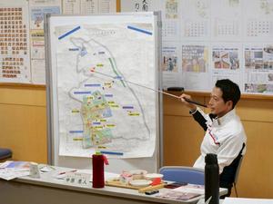 市域図を指して説明する市長