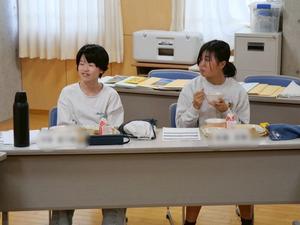 笑顔で話す児童