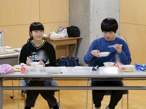 笑顔で話す児童