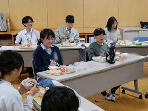 笑顔で話す児童