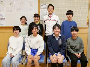 参加してくれた児童と市長との記念撮影