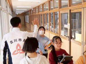 帰りに廊下ですれ違った児童とハイタッチをする市長