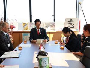 市長、教育長と齊藤さんの面会の様子