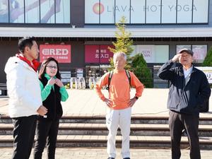 主催の方々と話をする市長