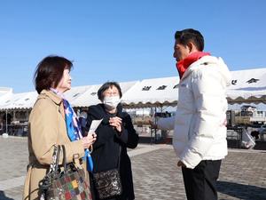 来場者と話をする市長