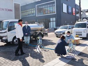 水道課のブースを訪れる市長