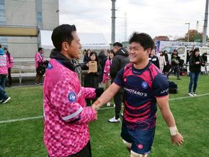 キャプテン眞野選手と握手をする市長