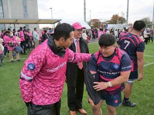 吉川市出身の釜谷選手を称える市長