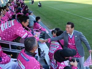 丸和の社長と握手をする市長