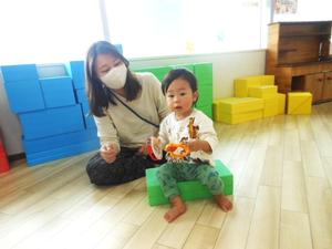 歌に合わせてタンバリンと鈴を鳴らす男の子の様子