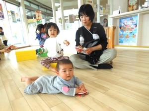 楽器を持っているきょうだいとママの様子